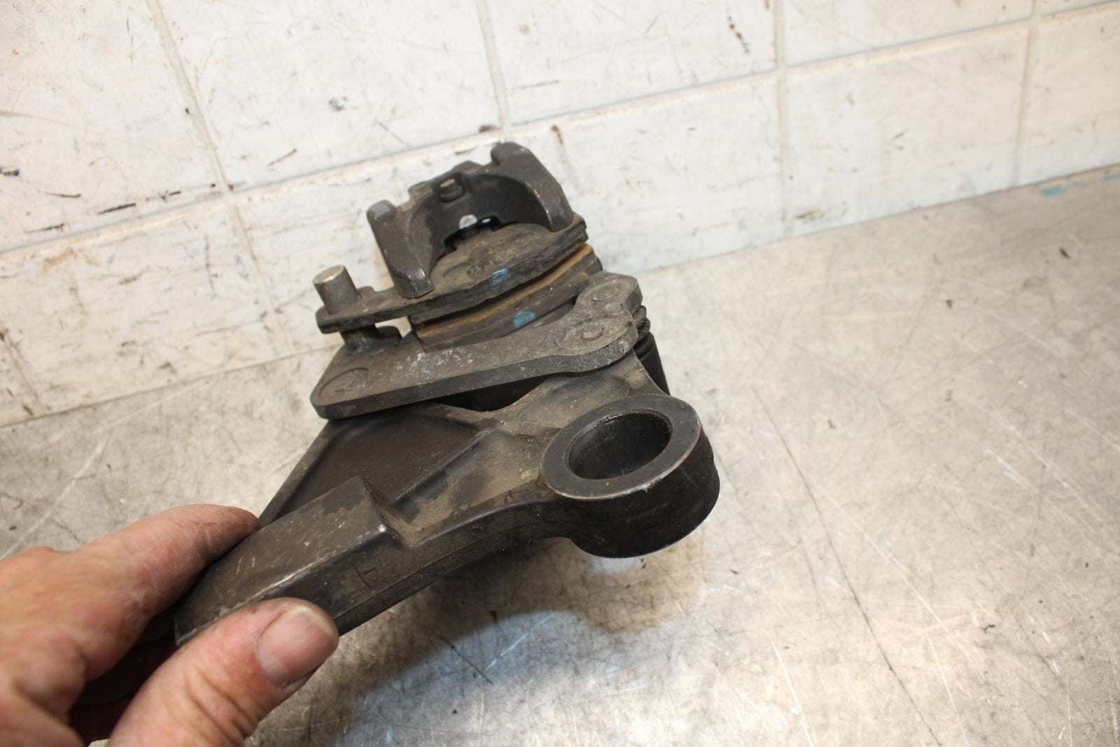 2009 Kawasaki Ninja ZX6R ZX600R REAR BACK BRAKE CALIPER W MOUNT BRACKET BB538