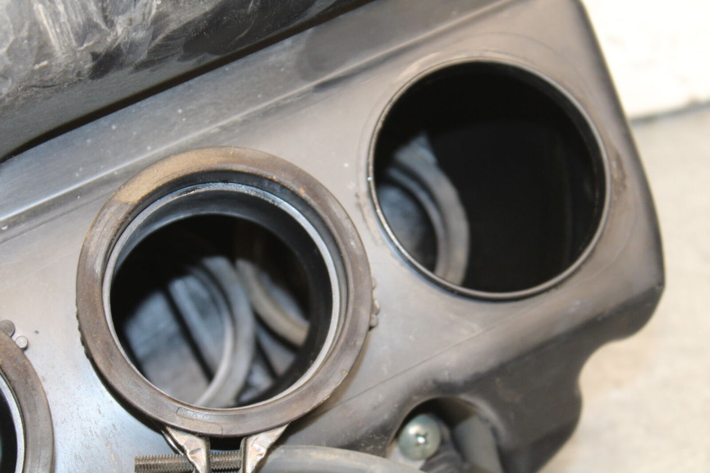 05-06 SUZUKI GSXR1000 AIRBOX AIR INTAKE FILTER BOX 13700-41G00 13740-41G00 BB663