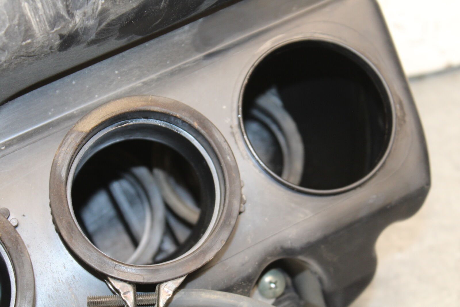 05-06 SUZUKI GSXR1000 AIRBOX AIR INTAKE FILTER BOX 13700-41G00 13740-41G00 BB663