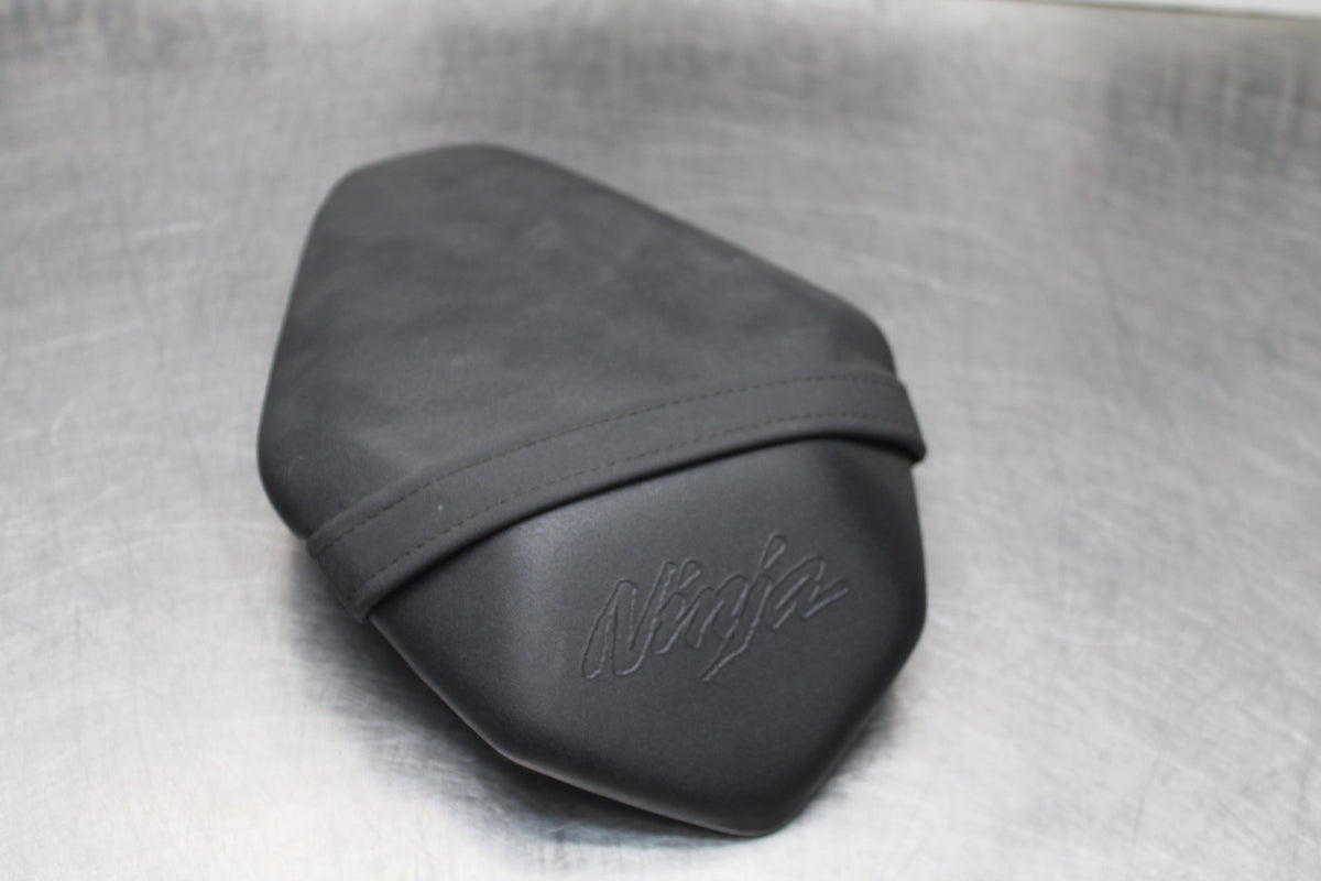 21-22 KAWASAKI NINJA ZX10R REAR BACK PASSENGER TANDEM SEAT SADDLE PILLION BB840