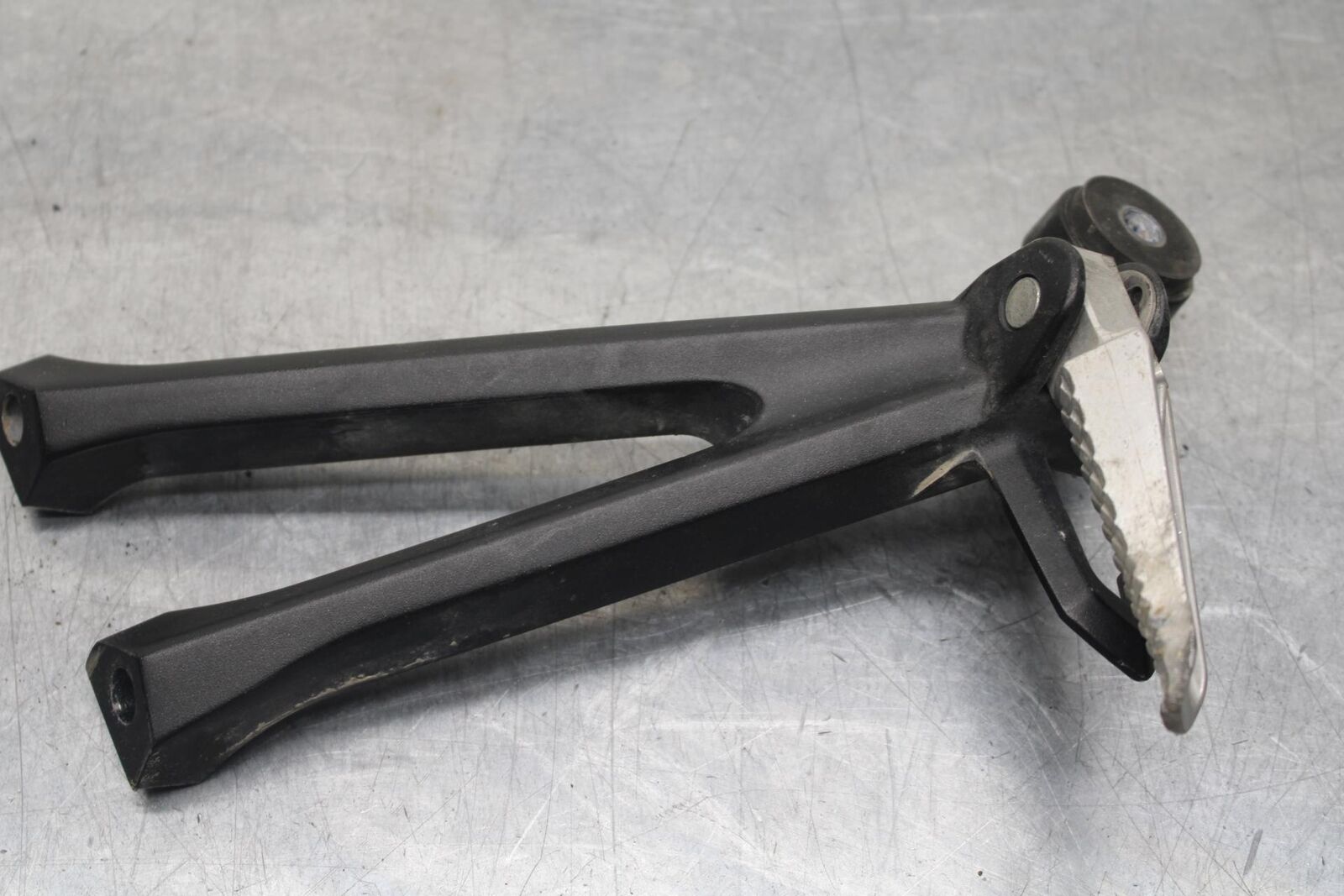 2011 Suzuki GSXR600 REAR BACK PASSENGER PEG SET PAIR BB605