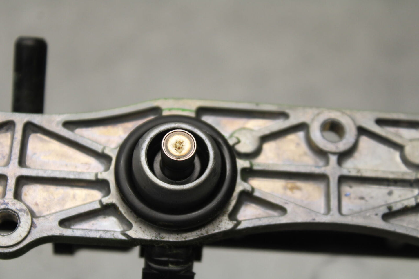 09-12 KAWASAKI NINJA ZX6R ZX600R SECONDARY FUEL INJECTORS TOP GAS RAIL BB656