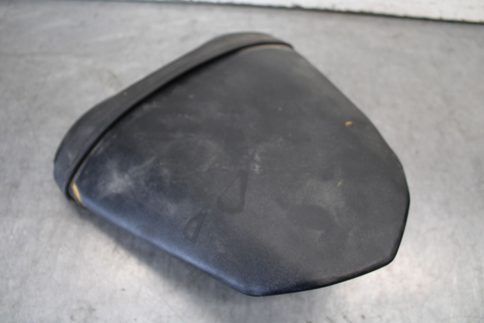 08-16 YAMAHA YZF R6 REAR BACK PASSENGER TANDEM SEAT PAD SADDLE PILLION BB665