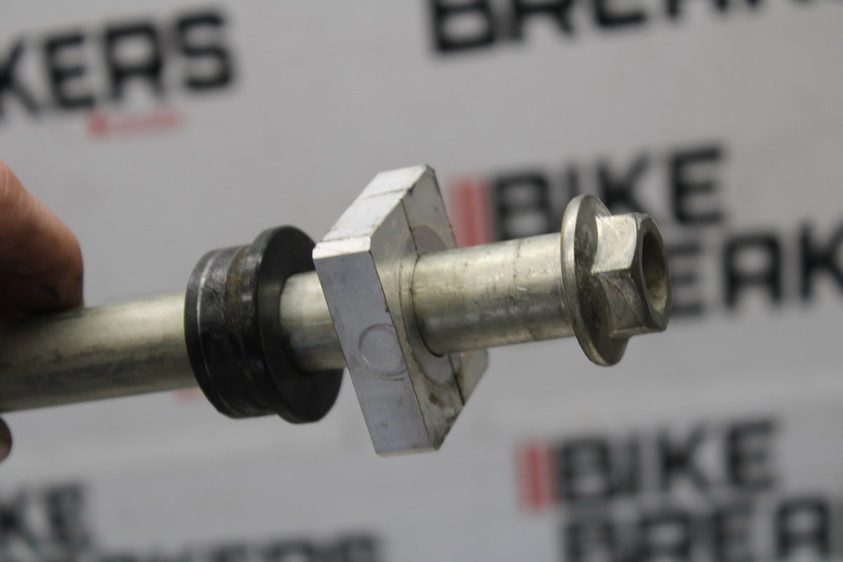 25 KAWASAKI Z900 REAR AXLE BACK WHEEL RIM PIVOT BOLT AXEL BB928