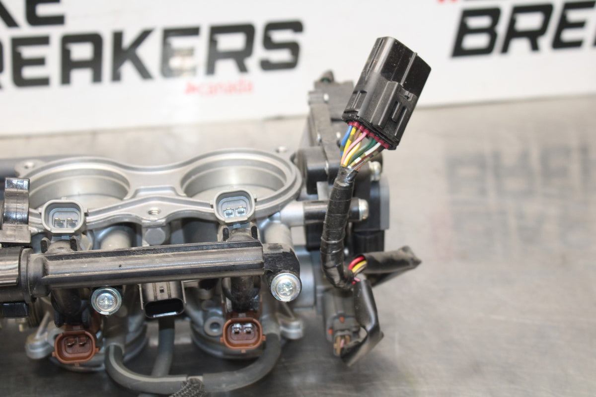 11-25 SUZUKI GSXR 600  MAIN FUEL INJECTORS / THROTTLE BODIES BB830