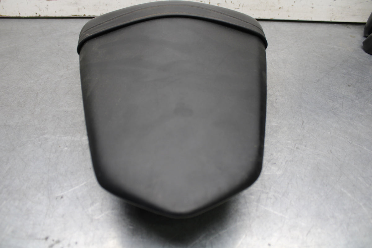 15-17 YAMAHA YZF R3 REAR BACK PASSENGER TANDEM SEAT PAD SADDLE PILLION BB651