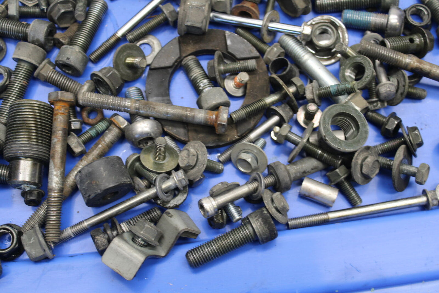 05-09 SUZUKI BOULEVARD C90 MOUNTING BOLTS HARDWARE MOTOR SCREWS BB692