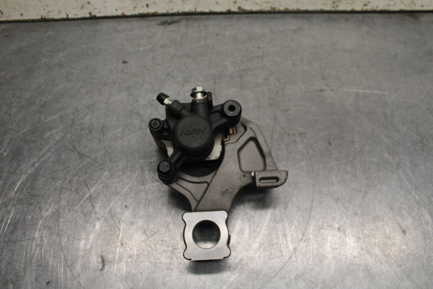 13 SUZUKI GSXR750 REAR BACK BRAKE CALIPER W MOUNT BRACKET BB110