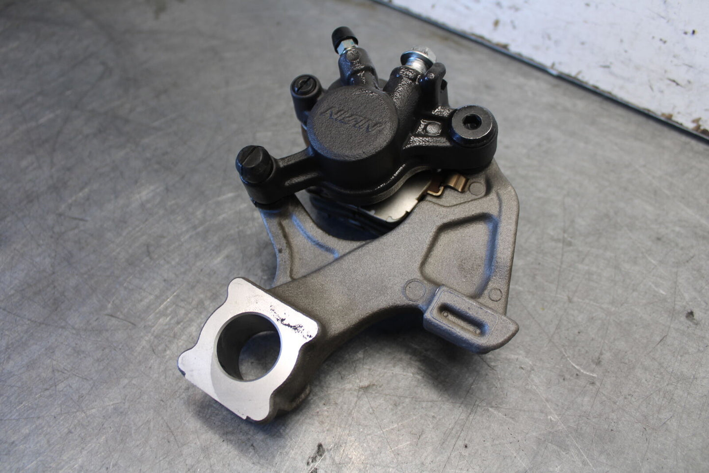 11-24 SUZUKI GSXR750 REAR BACK BRAKE CALIPER W MOUNT BRACKET BB687