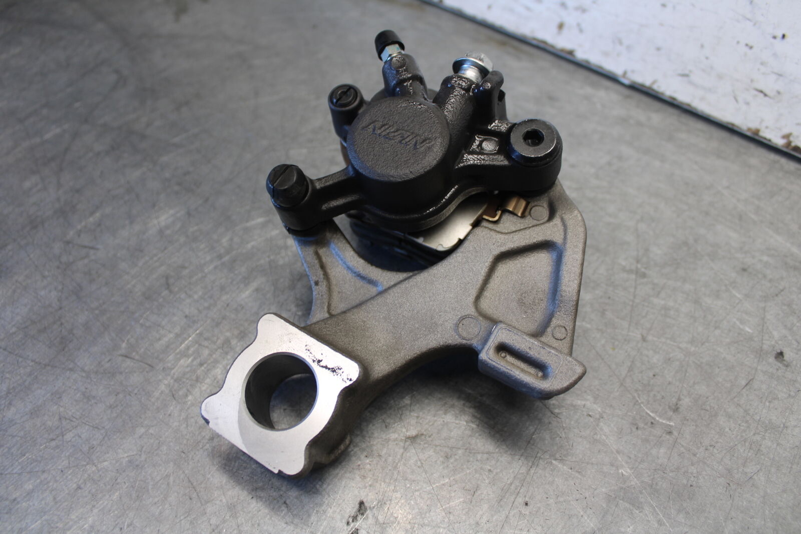 11-24 SUZUKI GSXR750 REAR BACK BRAKE CALIPER W MOUNT BRACKET BB687
