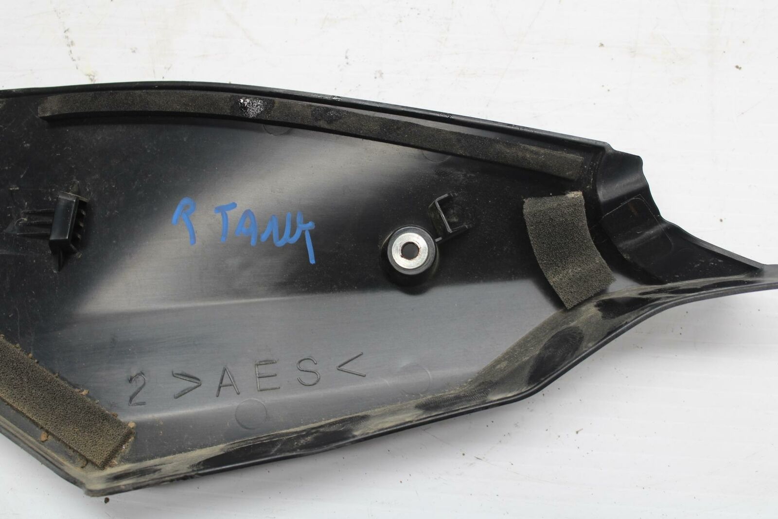 17-20 YAMAHA YZF R6 RIGHT GAS TANK FUEL CELL PANEL COVER TRIM COWL  BB257