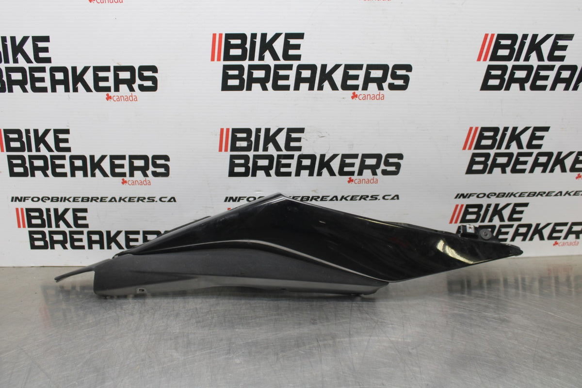 23 YAMAHA YZF R3 RIGHT REAR BACK TAIL FAIRING COWL SHROUD BB806