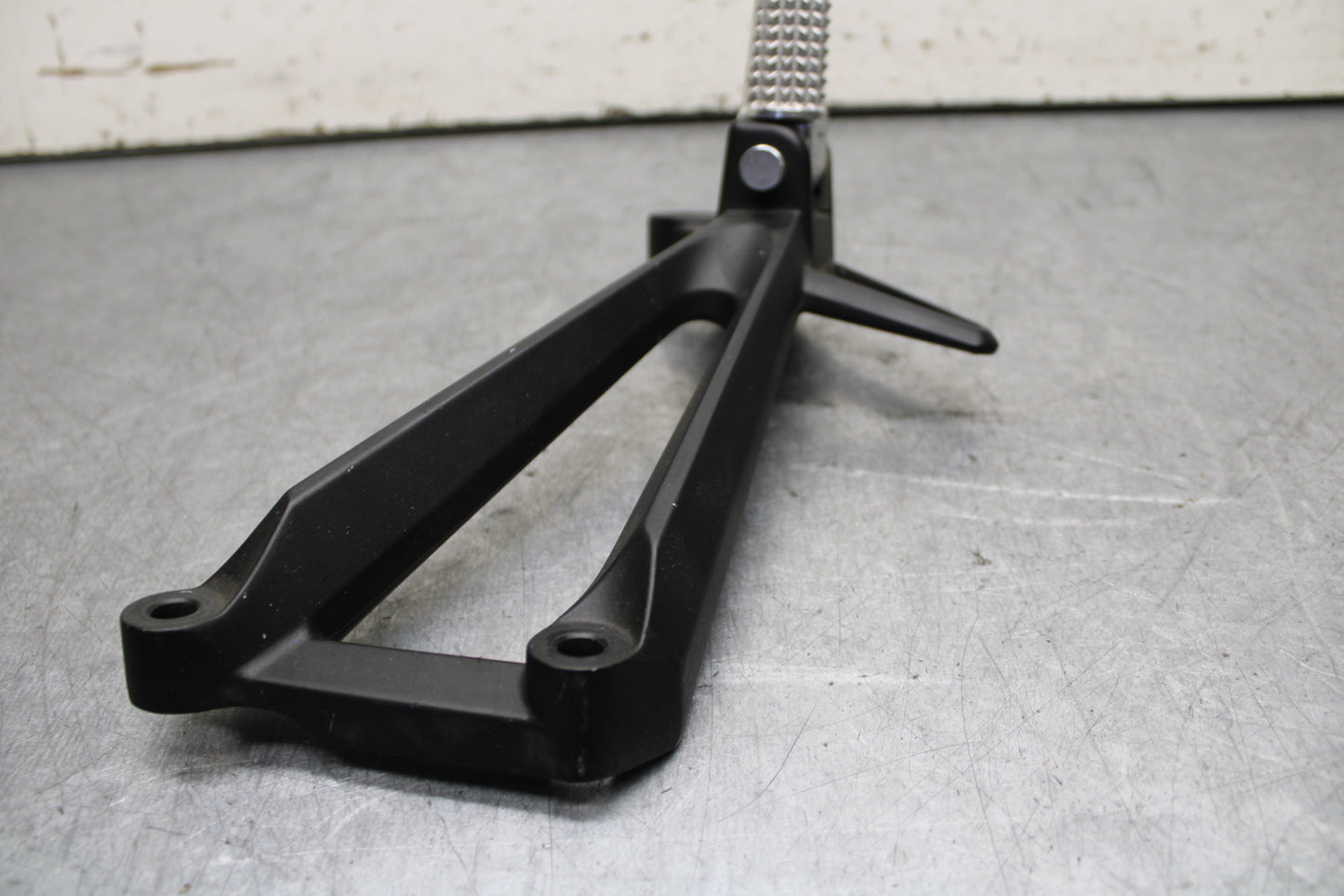 15-17 YAMAHA YZF R3 RIGHT REAR BACK PASSENGER PEG BB651