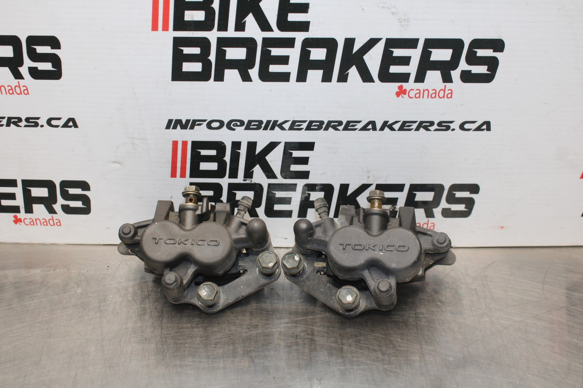 06 SUZUKI SV650S RIGHT LEFT FRONT BRAKE CALIPER SET PAIR CALIPERS BB783