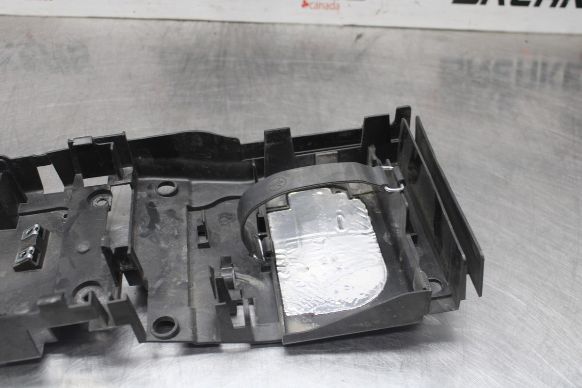 08-16 YAMAHA YZF R6 REAR BACK TAIL UNDERTAIL BATTERY TRAY PLASTIC BB929
