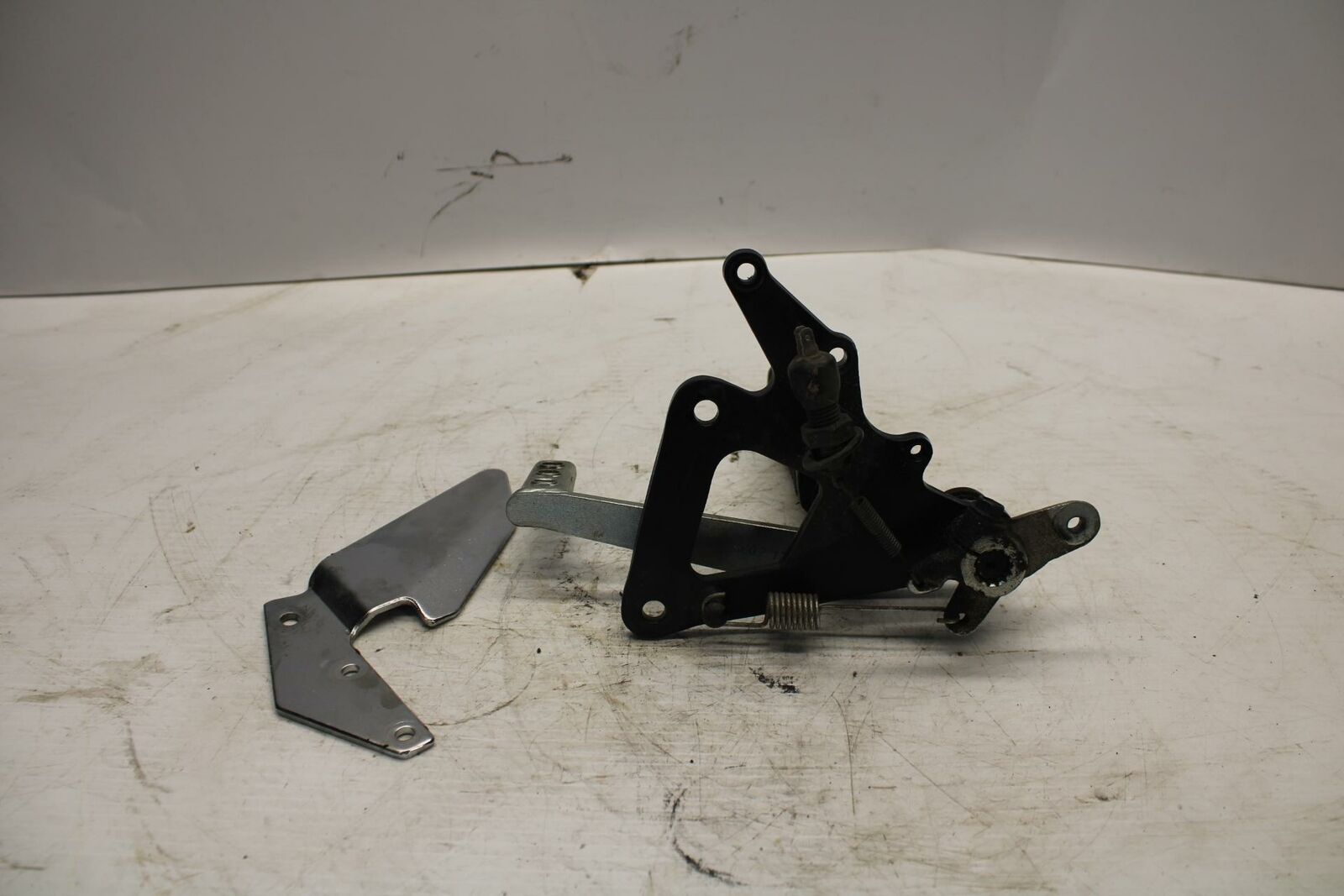 04-09 SUZUKI GS500F RIGHT REARSET REAR SET DRIVER FOOT PEG REST STOP BB261