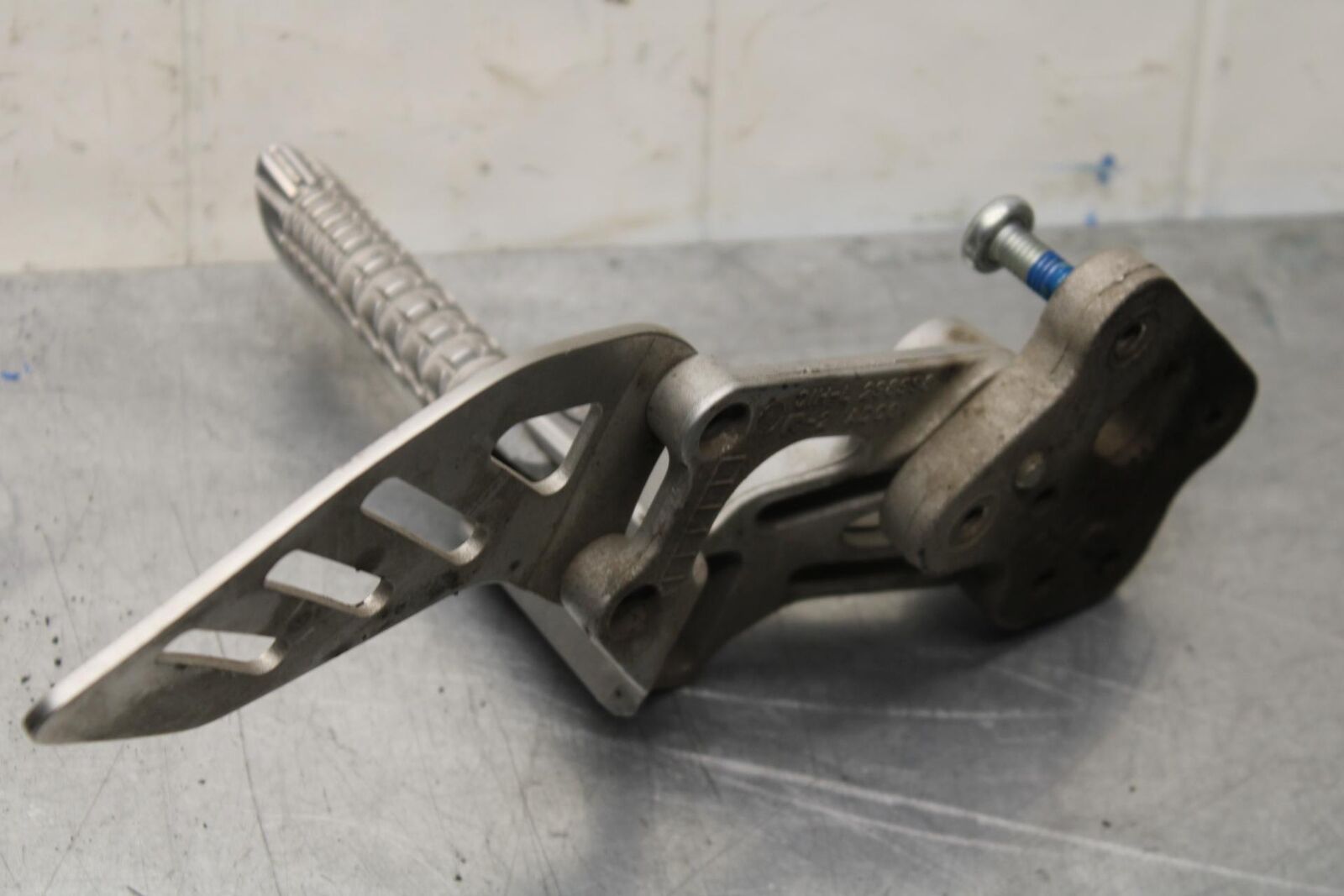 2008 Suzuki GSXR600 LEFT REARSET REAR SET DRIVER FOOT PEG 43521-01H00 BB593