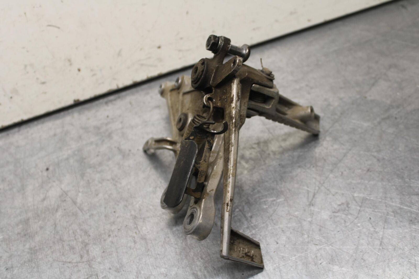 06-07 HONDA CBR1000RR RIGHT REARSET REAR SET DRIVER FOOT PEG REST STOP BB99
