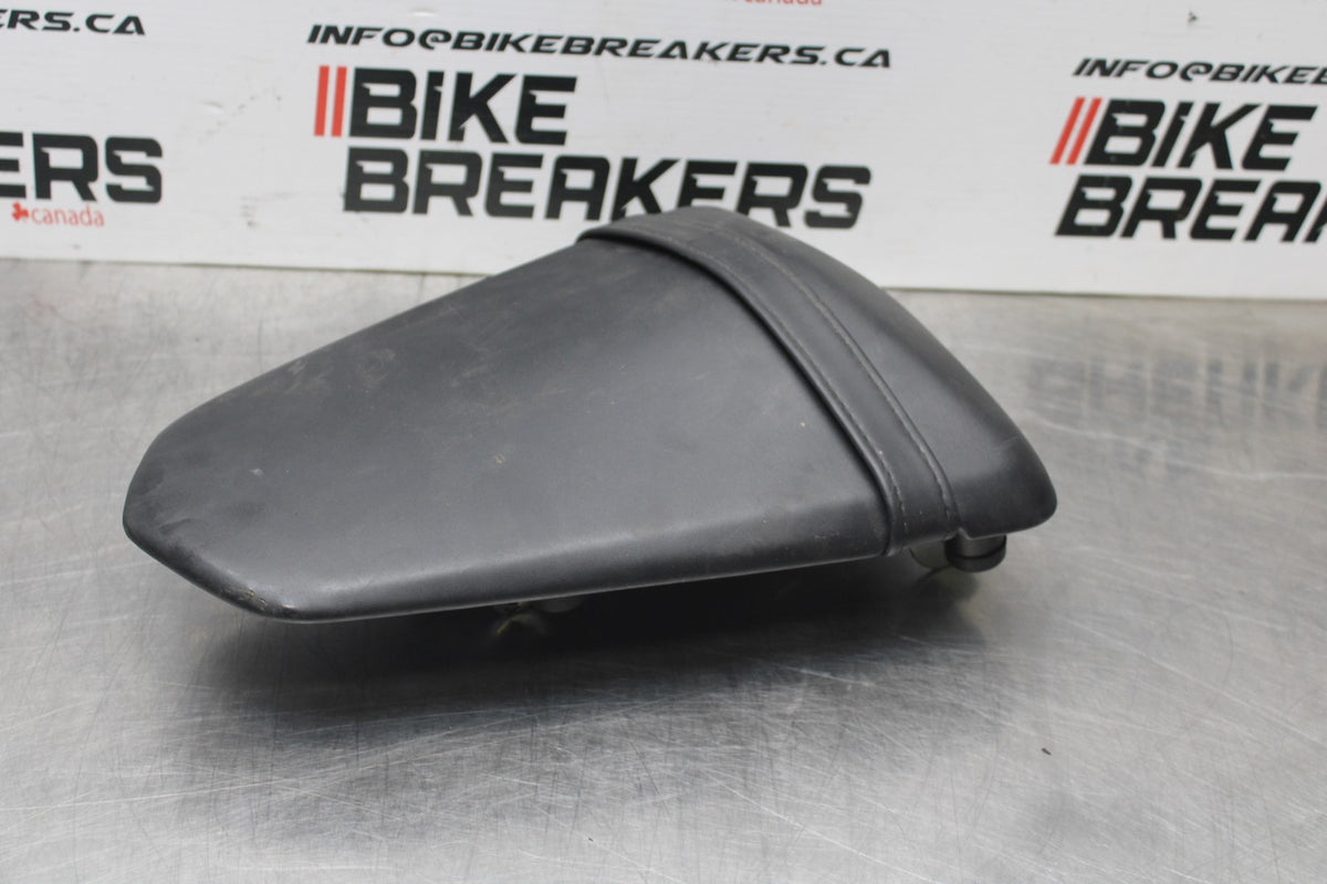 19 YAMAHA YZF R3 REAR BACK PASSENGER TANDEM SEAT PAD SADDLE PILLION BB806-B