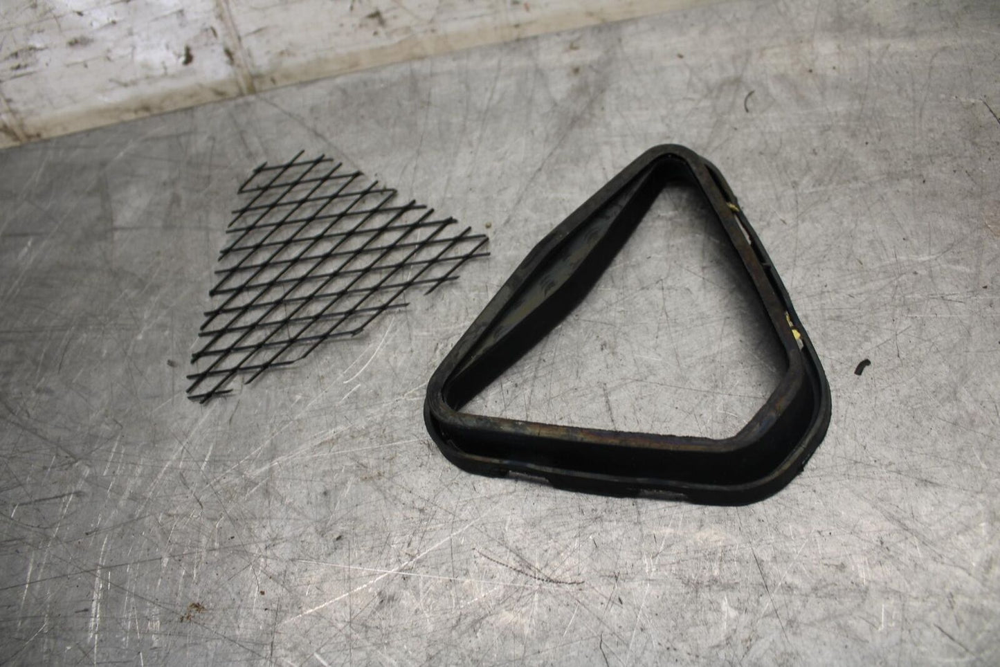 19-20 KAWASAKI NINJA ZX6R AIR INTAKE GRILL BB517