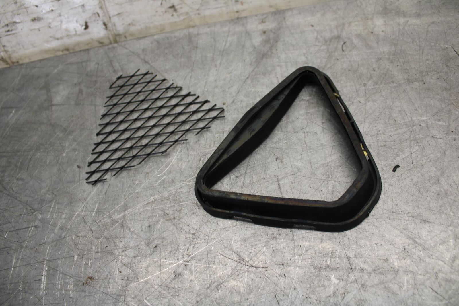 19-20 KAWASAKI NINJA ZX6R AIR INTAKE GRILL BB517