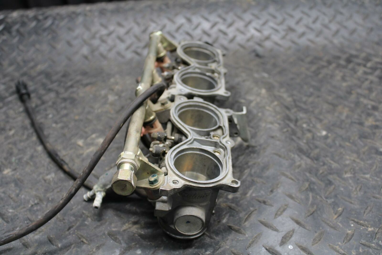 03-04 HONDA CBR600RR MAIN FUEL INJECTORS / THROTTLE BODIES BB218