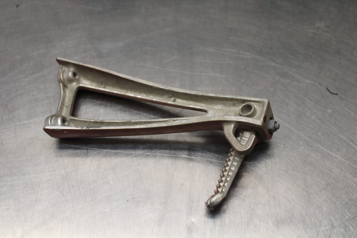 05 YAMAHA YZF R6 REAR BACK PASSENGER PEG SET PAIR BB858