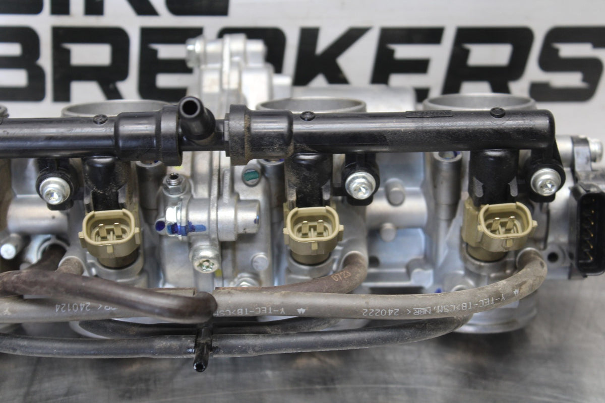 23-26 KAWASAKI NINJA ZX4RR MAIN FUEL INJECTORS / THROTTLE BODIES BB872