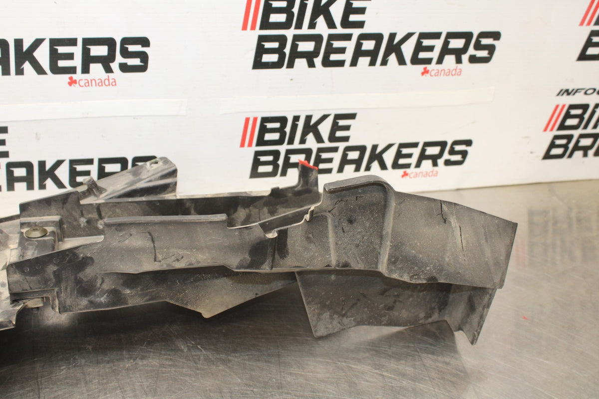 05-06 KAWASAKI NINJA ZX6R REAR BACK TAIL UNDERTAIL BATTERY TRAY PLASTIC BB877