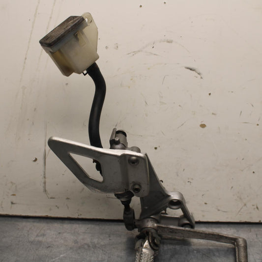 1999 Suzuki GSXR600 RIGHT REARSET REAR SET DRIVER FOOT PEG REST STOP BB608