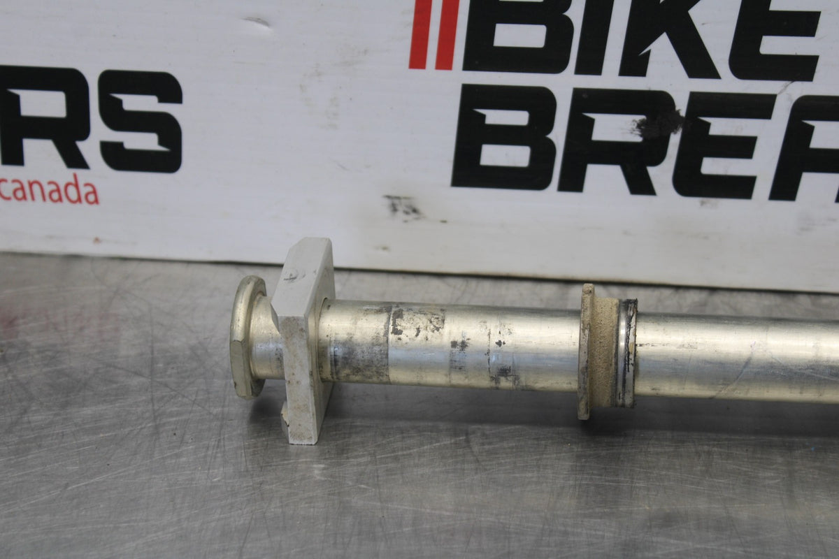 08 KAWASAKI ZX6R REAR AXLE BACK WHEEL RIM PIVOT BOLT AXEL BB896
