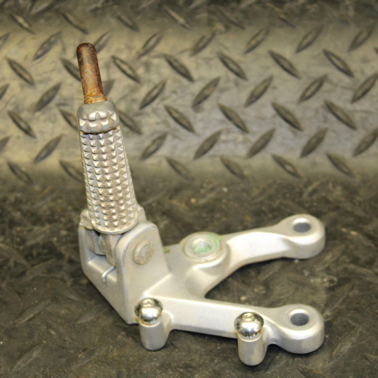 19 YAMAHA YZF R3 LEFT REARSET REAR SET DRIVER FOOT PEG BRACKET MOUNT BB177