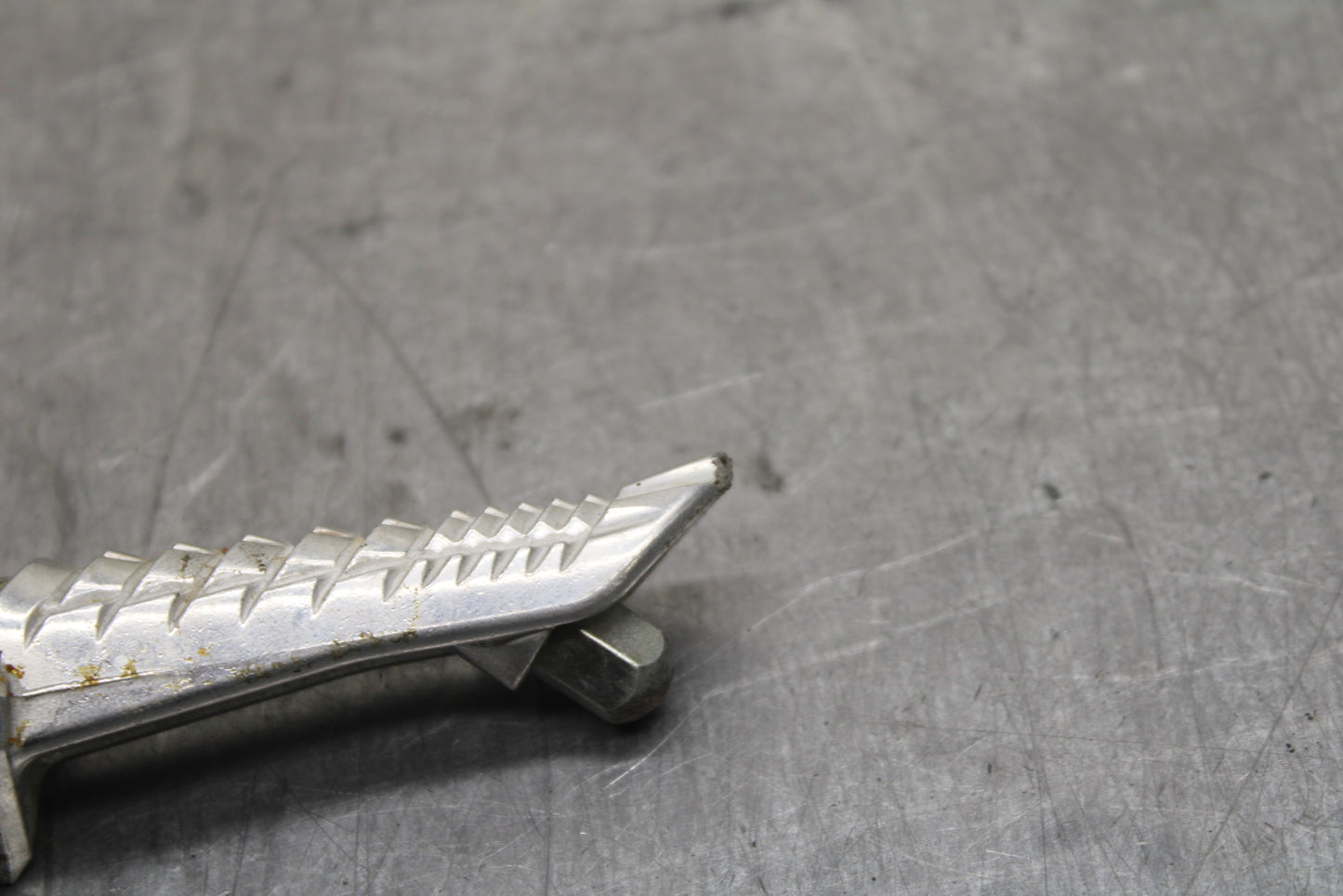 06-07 SUZUKI GSXR750 RIGHT FRONT FOOT REST PEG STEP BB110