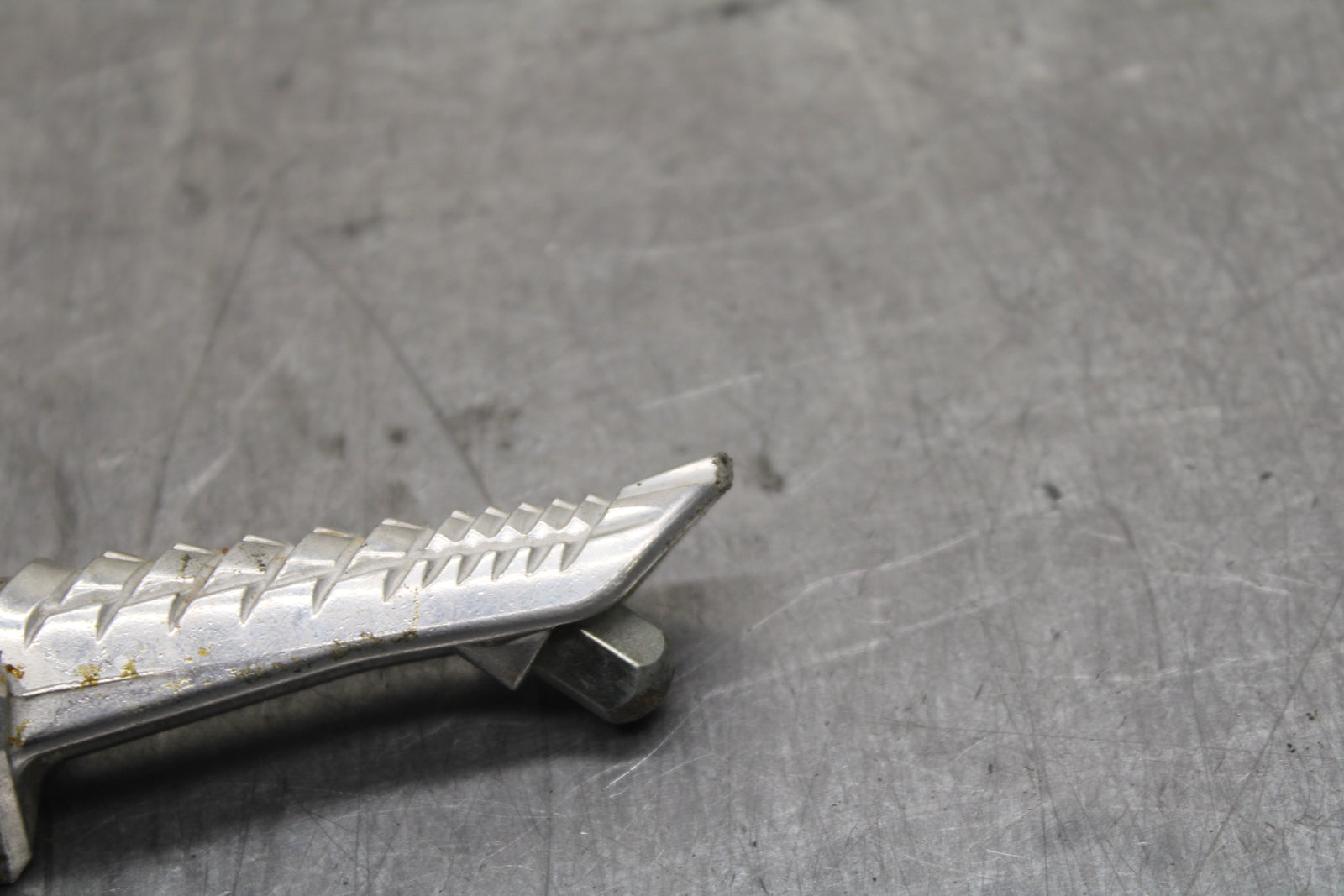 06-07 SUZUKI GSXR750 RIGHT FRONT FOOT REST PEG STEP BB110