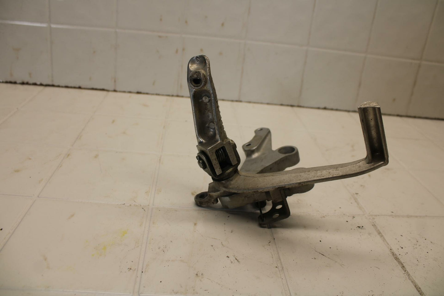 01-02 SUZUKI GSXR750 RIGHT REARSET REAR SET DRIVER FOOT PEG REST STOP BB402