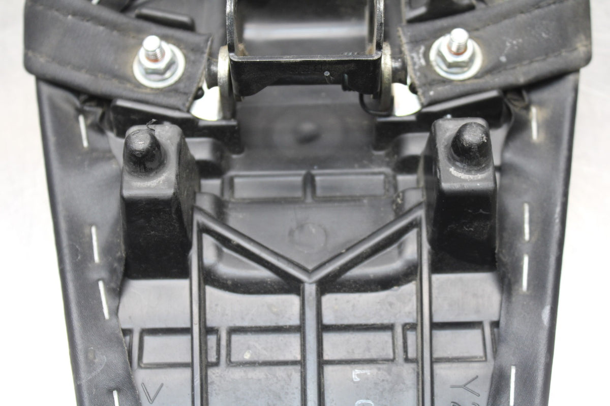22-25 YAMAHA YZF R7 REAR BACK PASSENGER TANDEM SEAT PAD SADDLE PILLION BB769