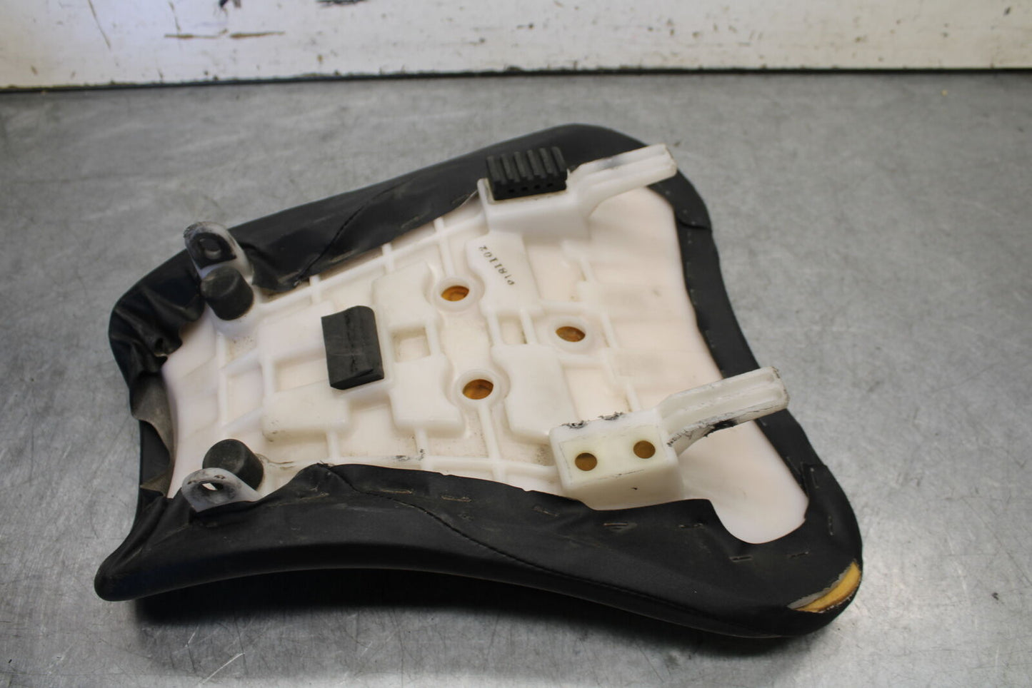 05-06 SUZUKI GSXR1000 FRONT DRIVERS SEAT PAD SADDLE 45100-41G01-6BY BB663