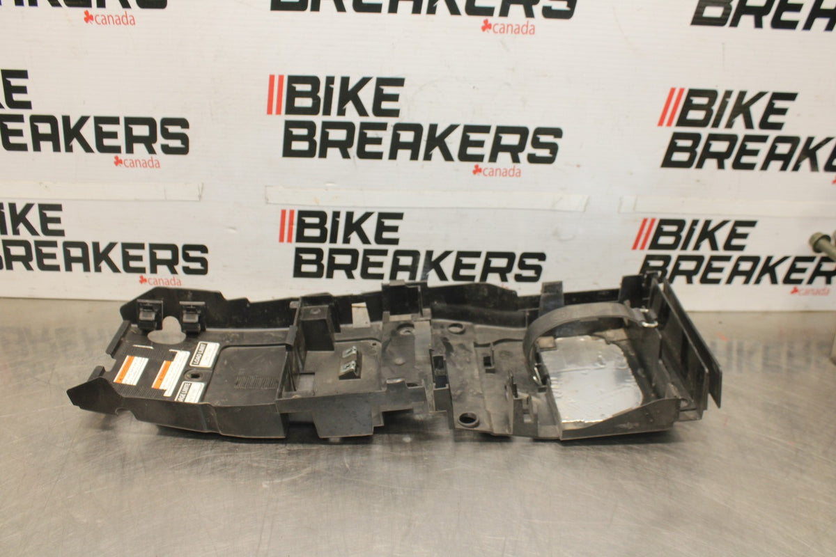 08-16 YAMAHA YZF R6 REAR BACK TAIL UNDERTAIL BATTERY TRAY PLASTIC BB929