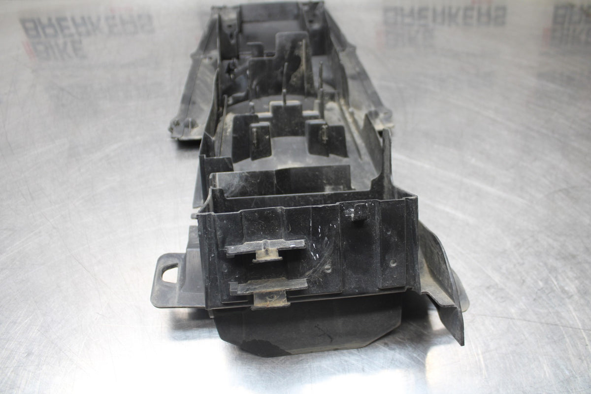 04-05 SUZUKI GSXR600 REAR BACK TAIL UNDERTAIL BATTERY TRAY PLASTIC BB792