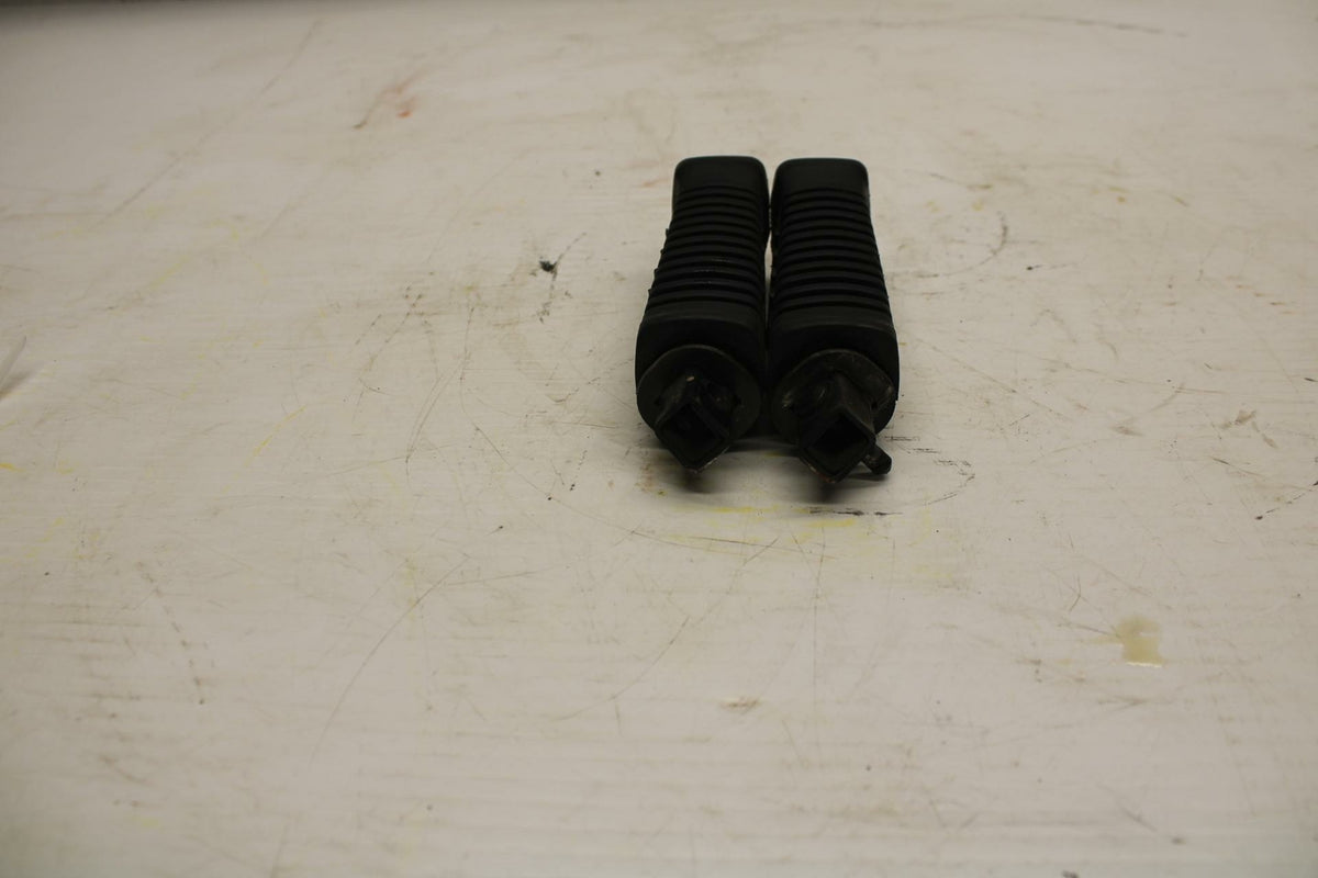 04-09 SUZUKI GS500F REAR BACK PASSENGER PEG SET PAIR  BB278
