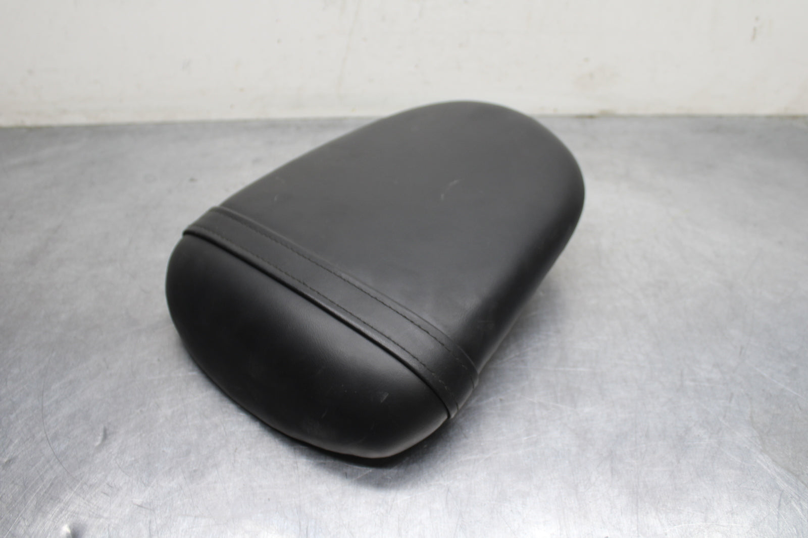 09 SUZUKI GSXR600 REAR BACK PASSENGER TANDEM SEAT PAD SADDLE PILLION BB759