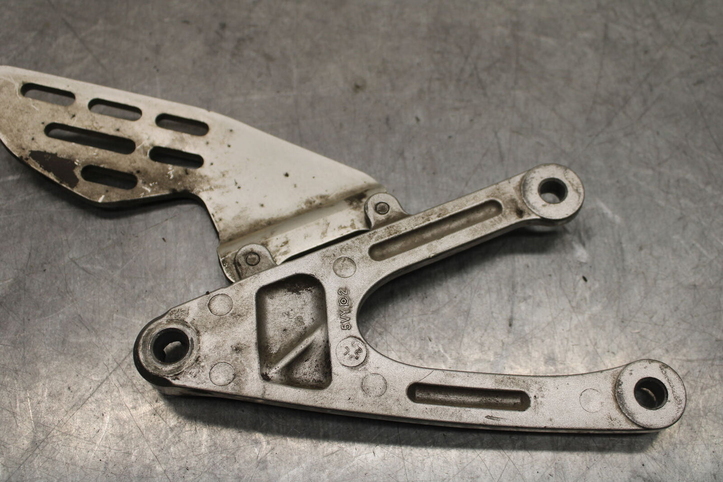 07-08 YAMAHA YZF R1 LEFT REARSET REAR SET DRIVER FOOT PEG BRACKET MOUNT BB724