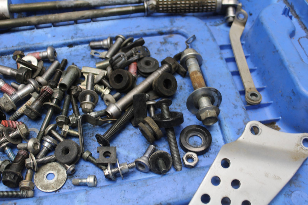 05-06 KAWASAKI NINJA ZX6R LEFTOVER MOUNTING BOLTS HARDWARE SCREWS BB877