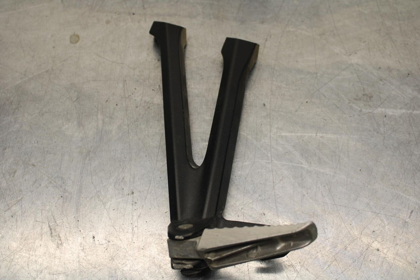 2011 Suzuki GSXR600 REAR BACK PASSENGER PEG SET PAIR BB605