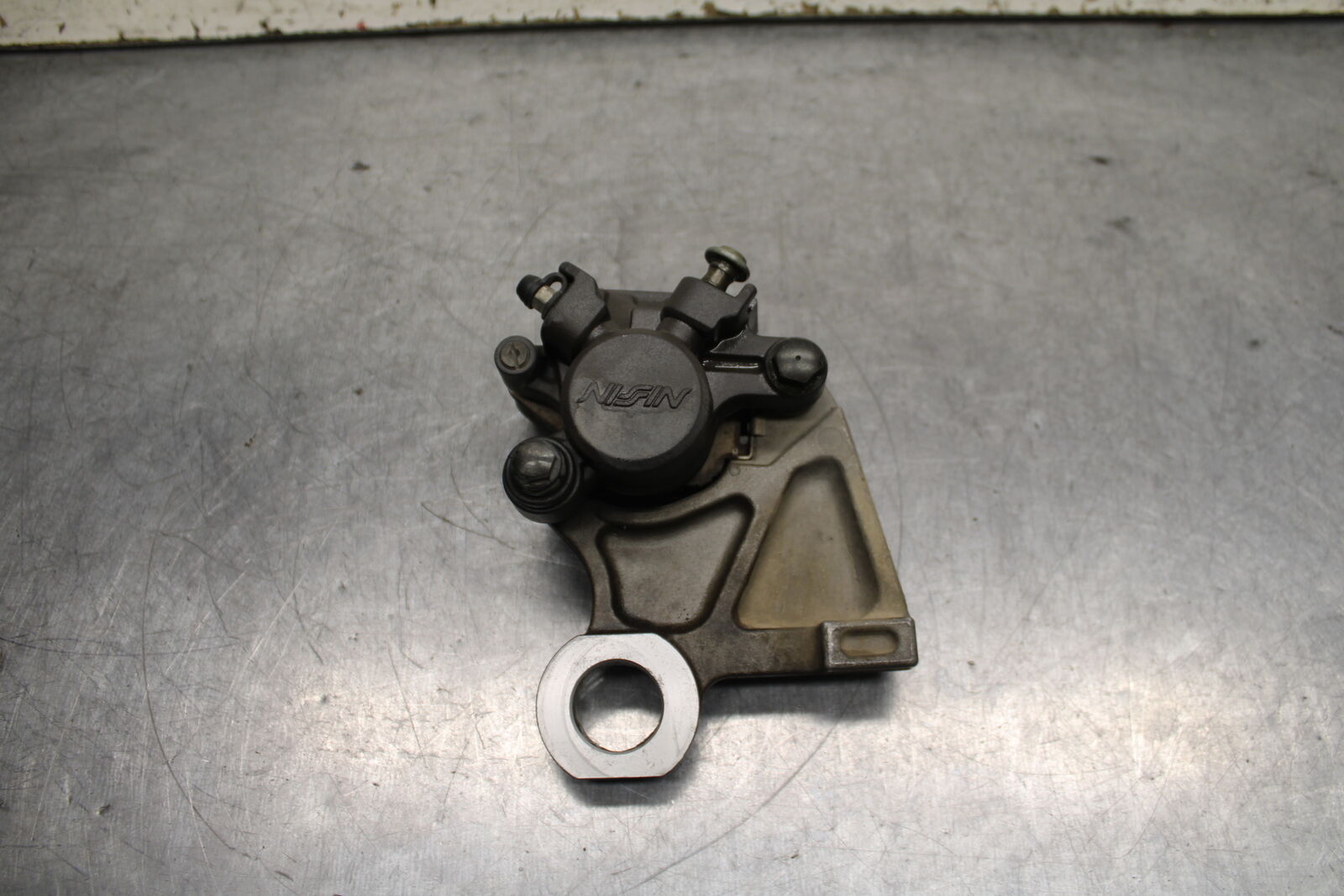 06-07 YAMAHA YZF R6 REAR BACK BRAKE CALIPER W MOUNT BRACKET BB742