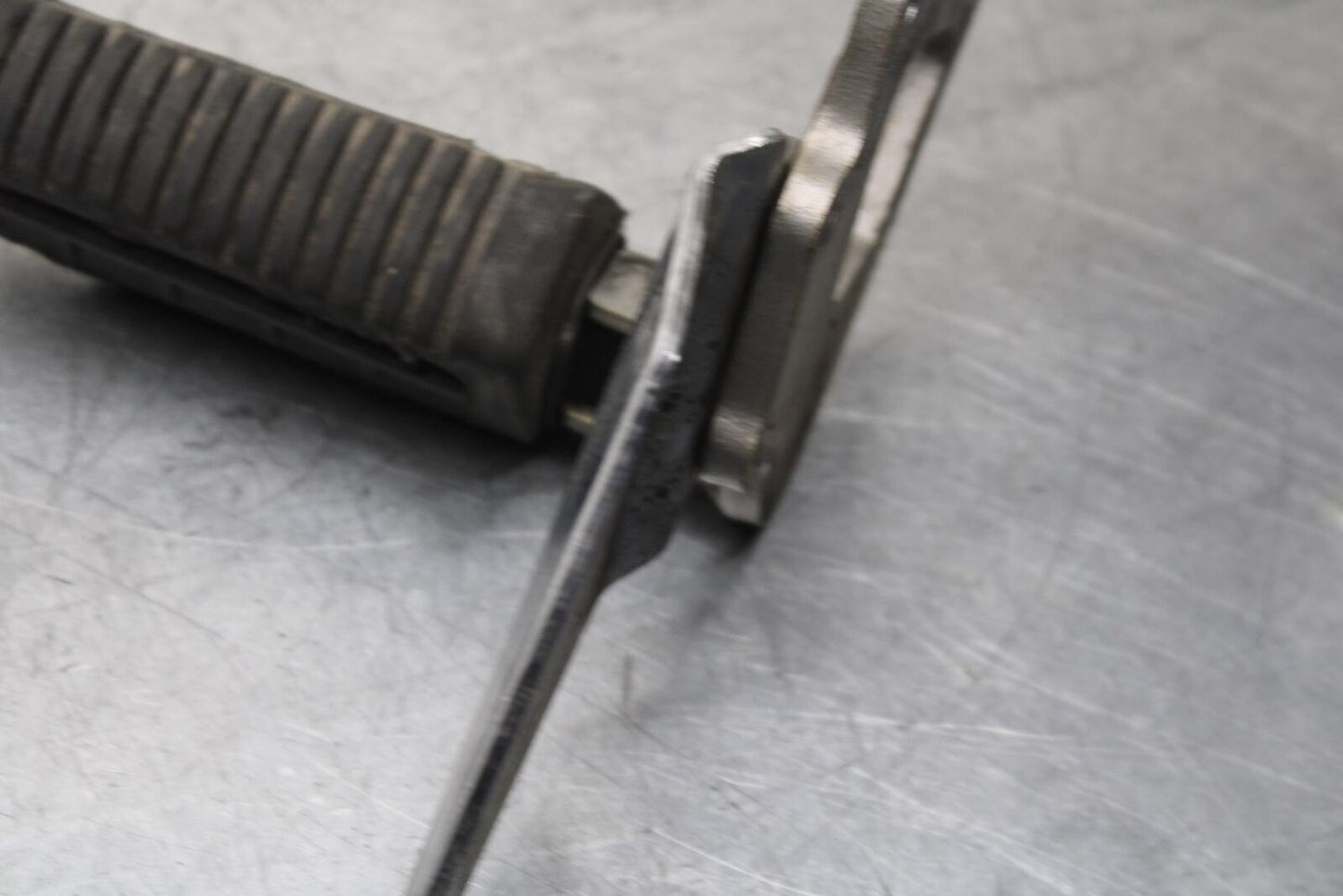 04-09 SUZUKI GS 500 FH GS500F LEFT REARSET REAR SET DRIVER FOOT PEG REST BB97