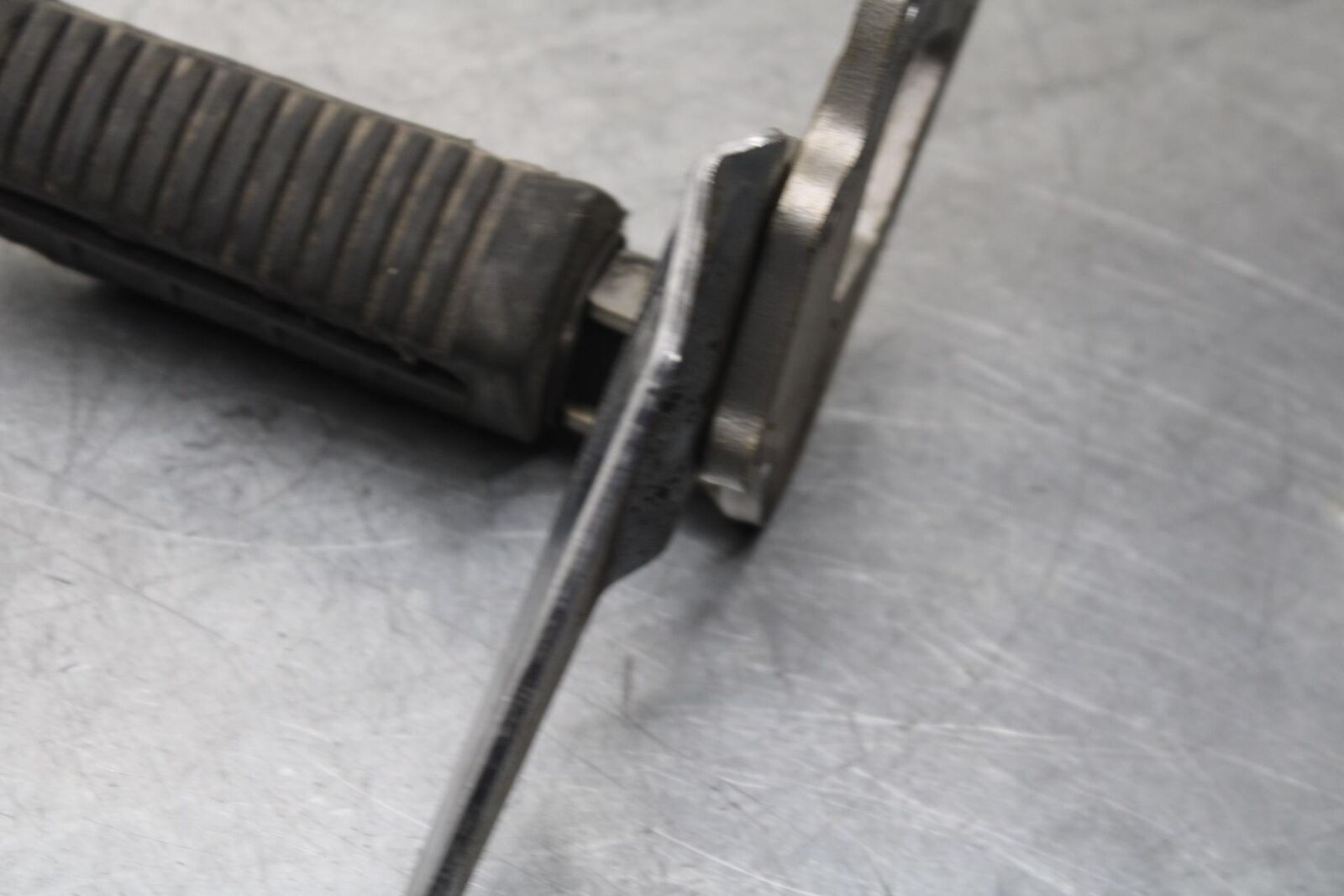 04-09 SUZUKI GS 500 FH GS500F LEFT REARSET REAR SET DRIVER FOOT PEG REST BB97