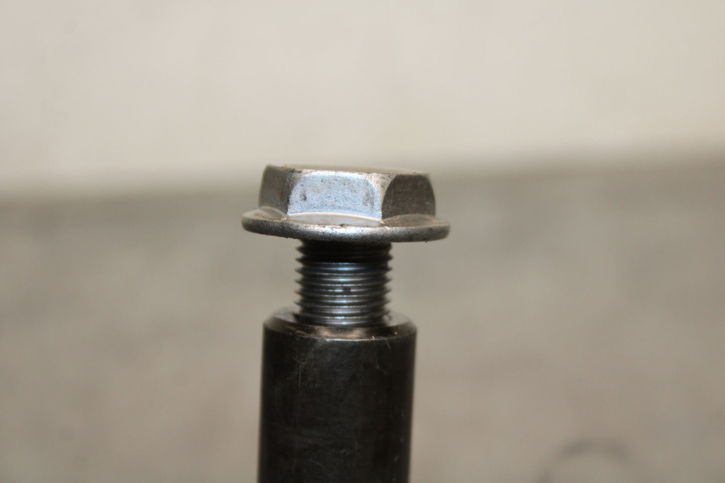 05 YAMAHA YZF R6  FRONT WHEEL RIM AXLE PIVOT BOLT BB132
