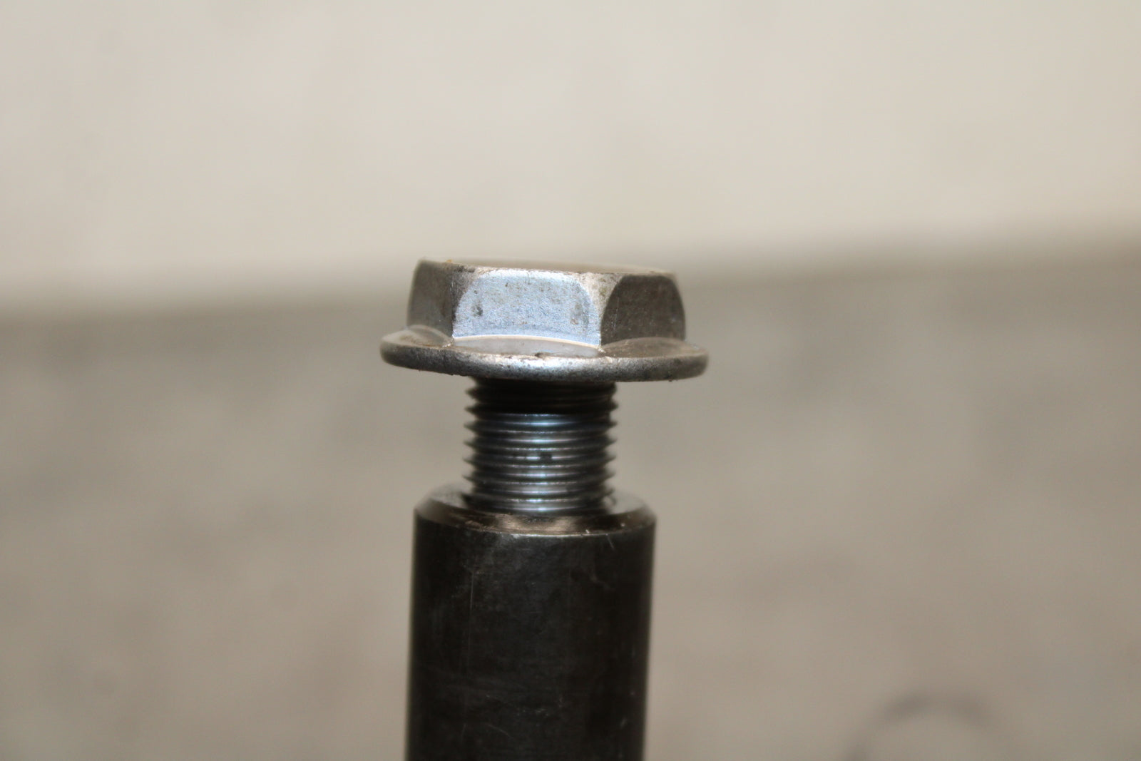 05 YAMAHA YZF R6  FRONT WHEEL RIM AXLE PIVOT BOLT BB132