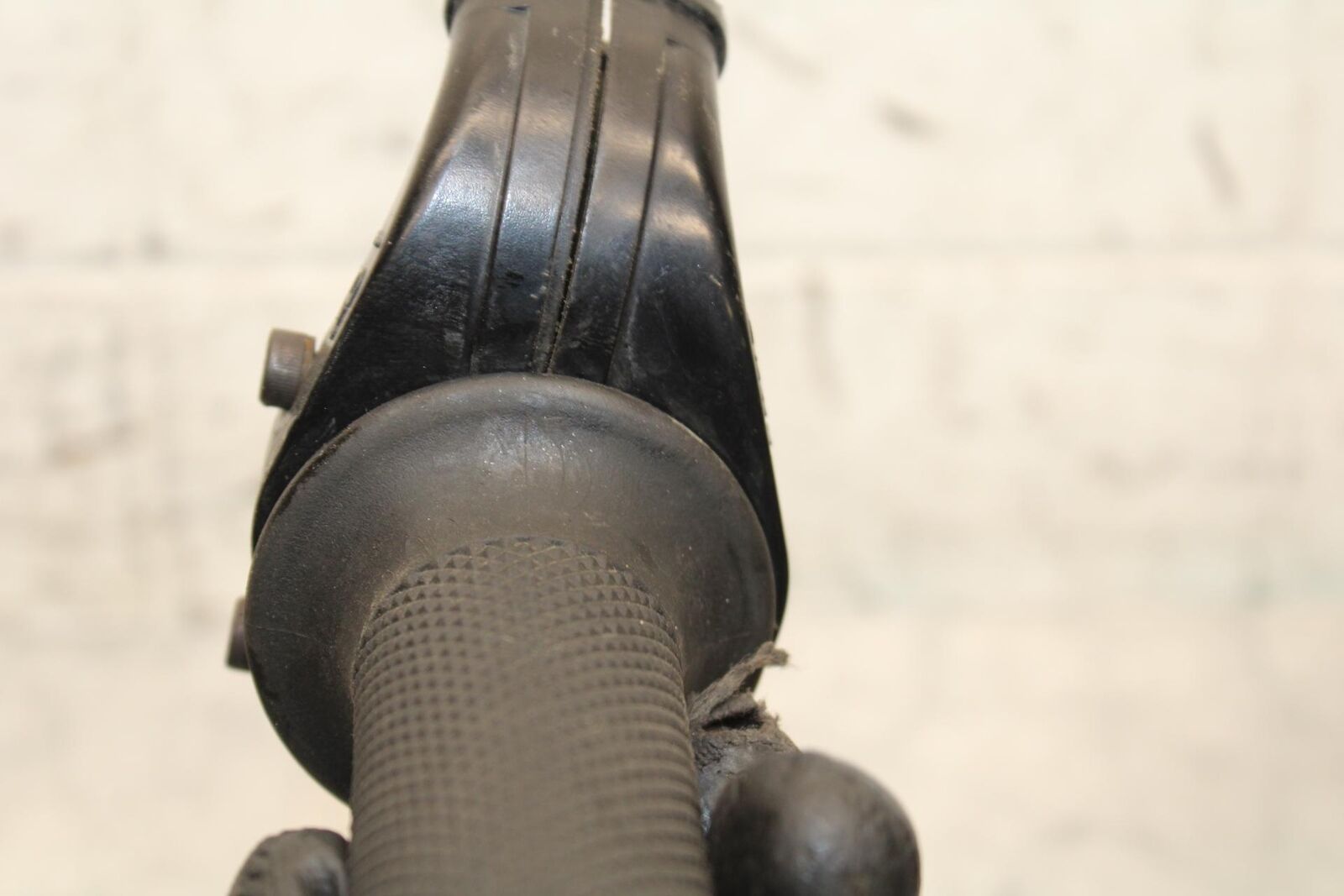 2000 Kawasaki Ninja ZX12R ZX1200A THROTTLE CABLE LINE HOUSING GUIDE BB565